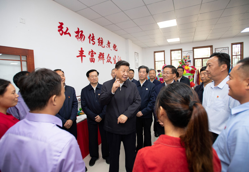 9月16日至18日，中共中央總書記、國(guó)家主席、中央軍委主席習(xí)近平在河南考察。這是17日上午，習(xí)近平在信陽(yáng)市光山縣文殊鄉(xiāng)東岳村文化接待中心，同當(dāng)?shù)孛撠氈赂粠ь^人親切交流，勉勵(lì)他們帶動(dòng)更多鄉(xiāng)親們致富。新華社記者 謝環(huán)馳 攝