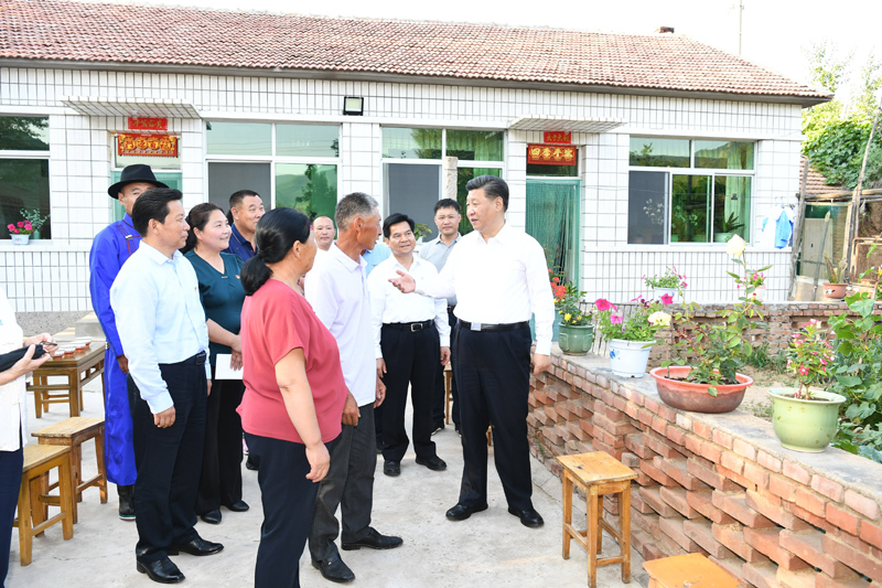 7月15日至16日，中共中央總書記、國(guó)家主席、中央軍委主席習(xí)近平在內(nèi)蒙古考察并指導(dǎo)開(kāi)展“不忘初心、牢記使命”主題教育。這是15日下午，習(xí)近平在赤峰市喀喇沁旗河南街道馬鞍山村村民張國(guó)利家，同基層干部群眾代表親切交流。